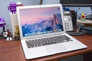 Macbook Air de 13.3″ con procesador Intel i5 de 1.6Ghz y 256GB de Almacenamiento Flash y 8GB de Memoria Ram. 499 Ciclos de Batería.