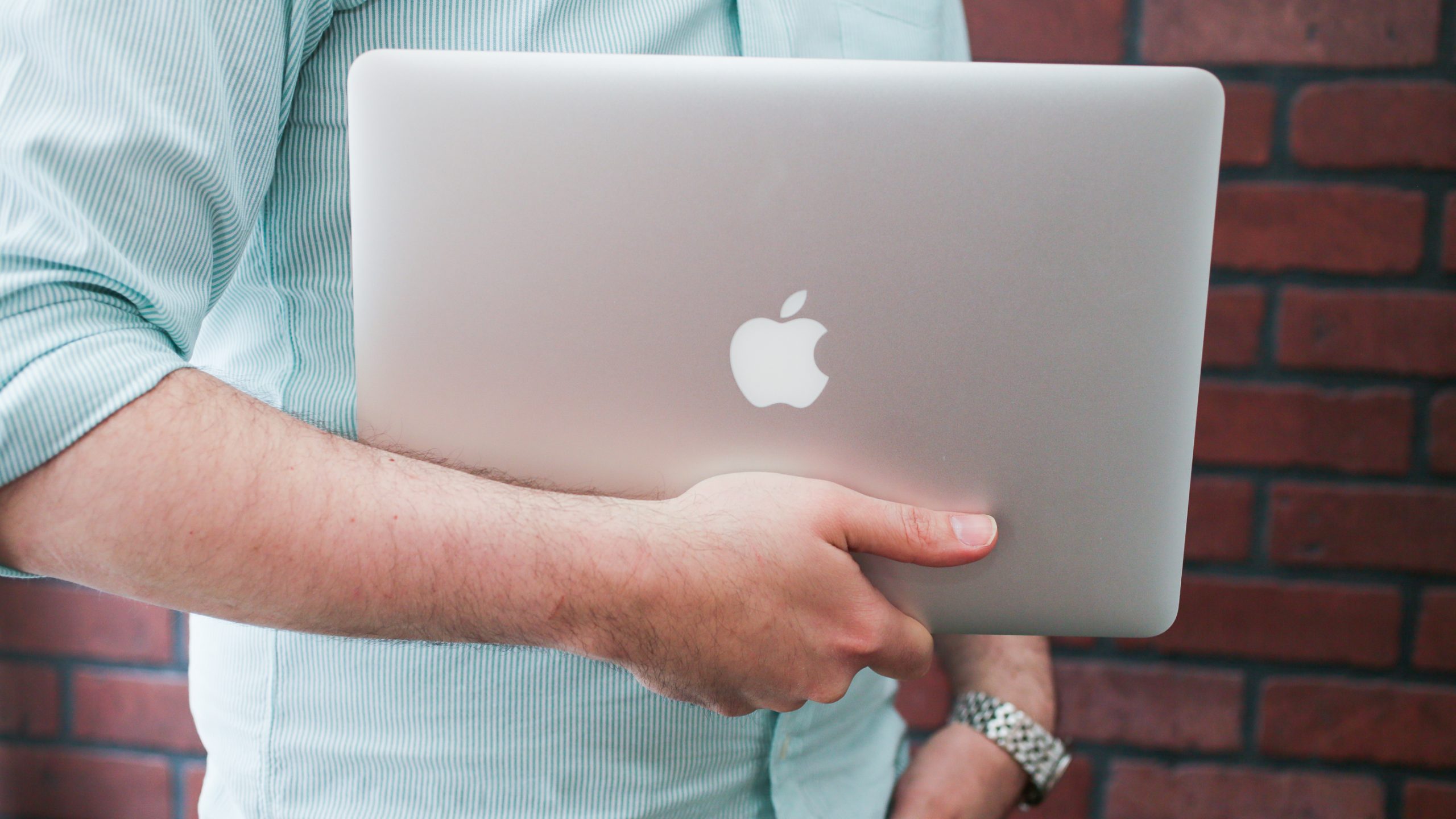 Macbook Air de 13.3″ con procesador Intel i5 de 1.6Ghz y 256GB de Almacenamiento Flash y 8GB de Memoria Ram. Batería Nueva.