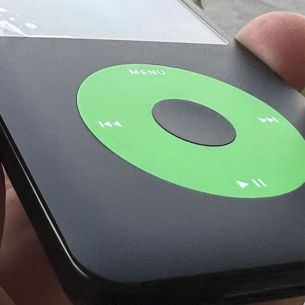iPod Negro/Verde con 128GB de Almacenamiento y Batería de 2.000mAh.
