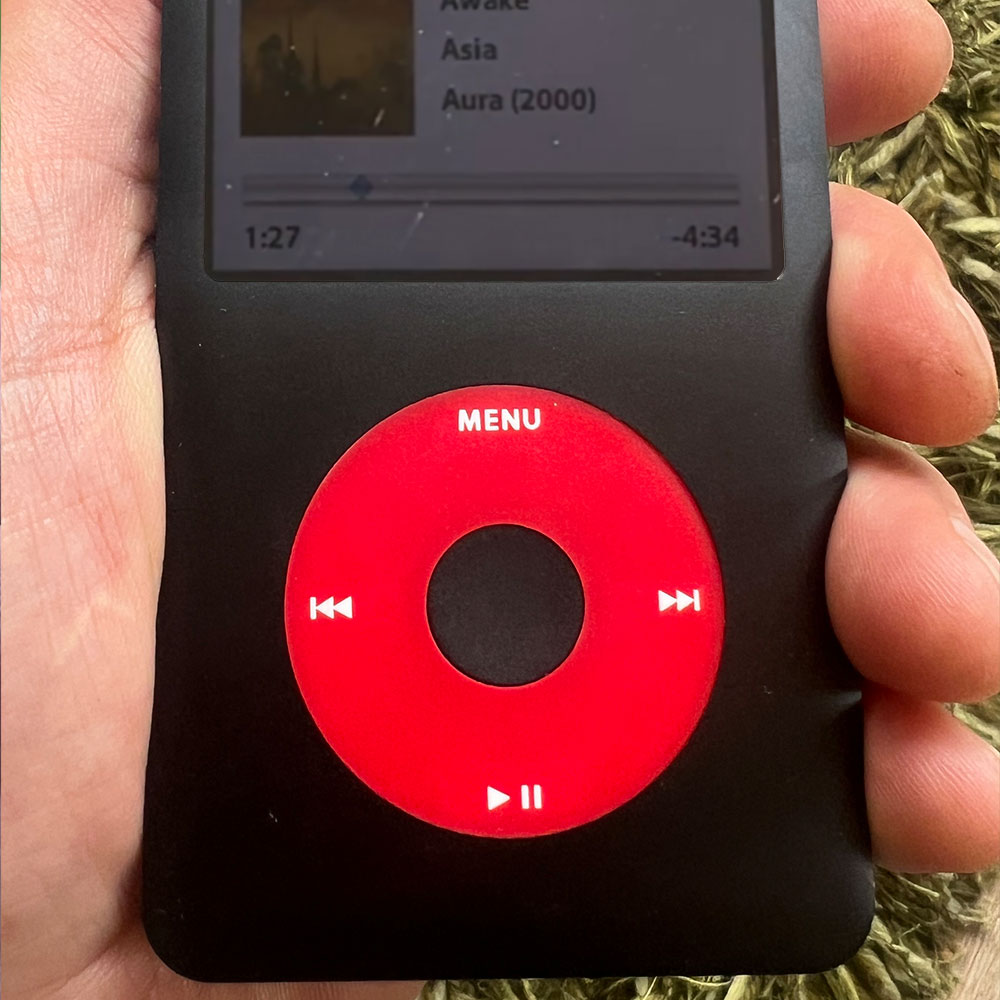 iPod Negro / Rojo con 128GB de Almacenamiento y Batería de 2.000mAh