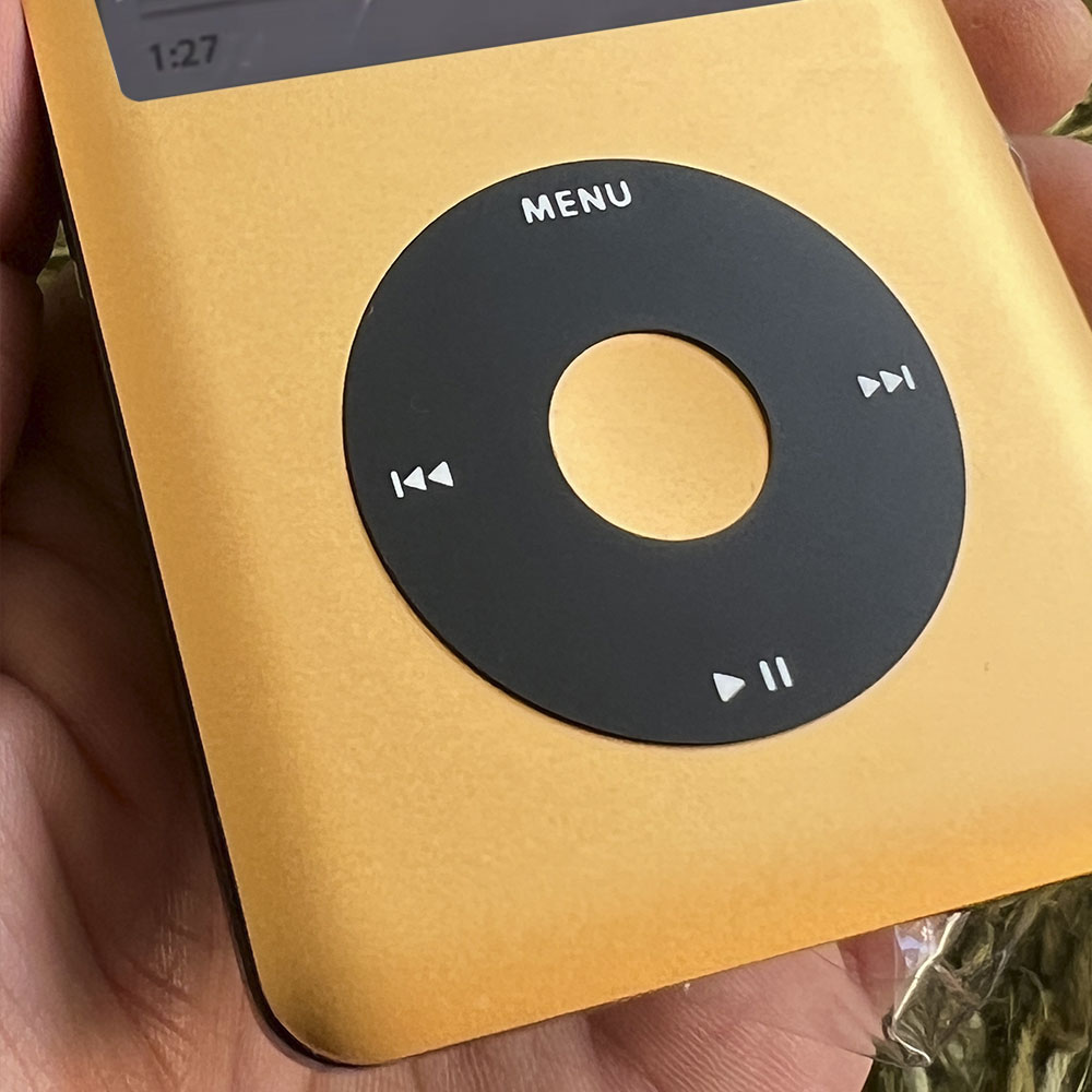 iPod Oro / Negro con 128GB de Almacenamiento y Batería de 2.000mAh.