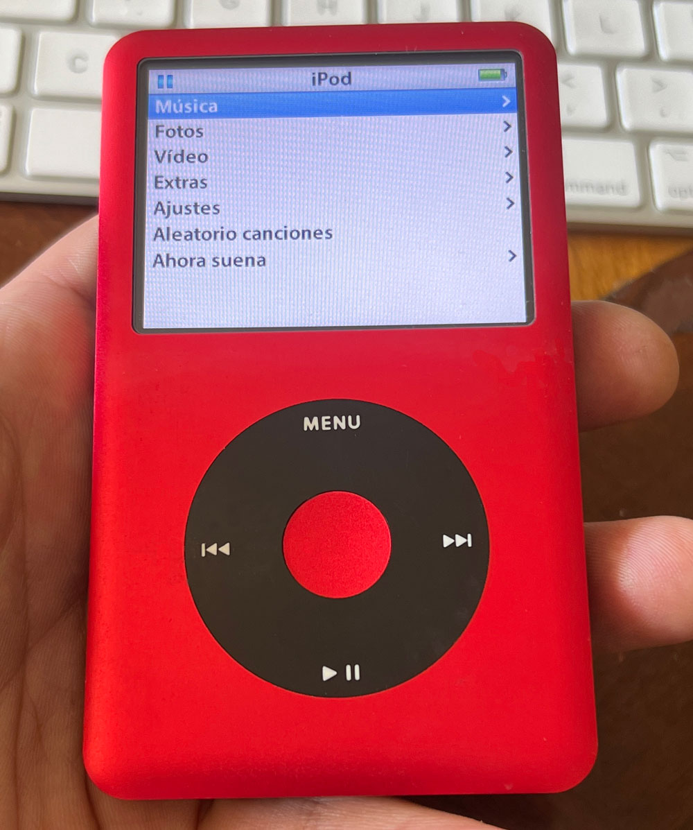 iPod Rojo/Negro con 128GB de Almacenamiento y Batería de 2.000mAh.