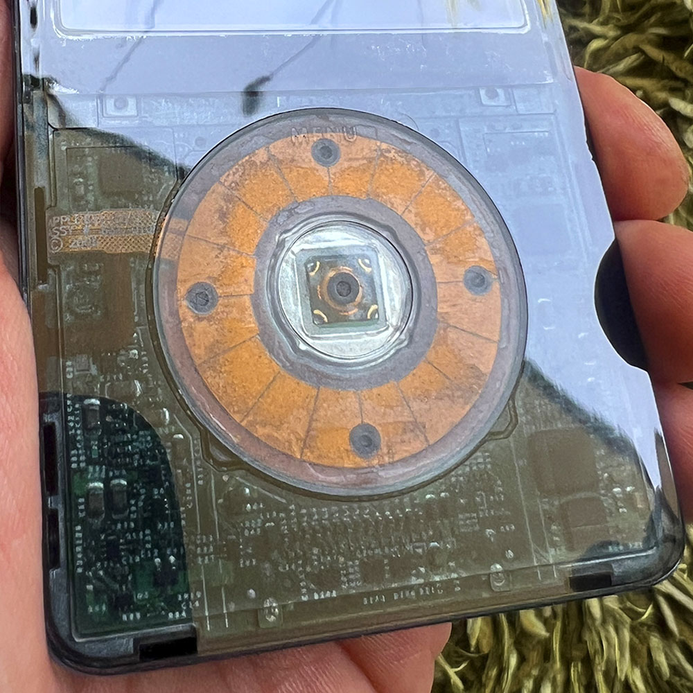 iPod Transparente Dark con 256GB de Almacenamiento y Batería de 3.000mAh.